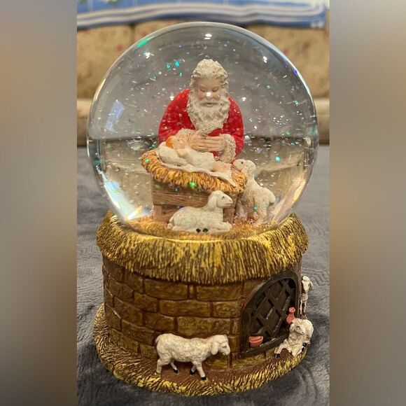 Santa and Baby Musical Water Globe plays “Cantique de Noel” Comes with Box - Picture 1 of 11